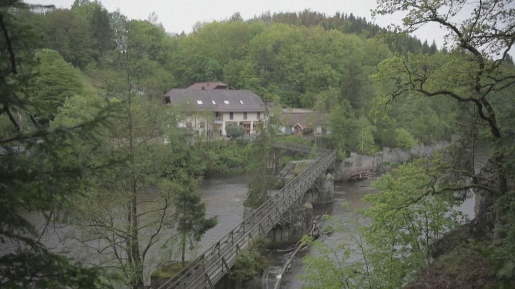 Kolme henkilöä löytyi kuolleena Saksan Passaun läheltä majatalosta Saksasta.