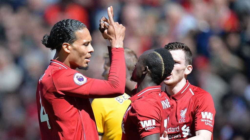 Liverpool on kiinni Valioliigan mestaruudessa Sadio Manén (kesk.) osumalla.