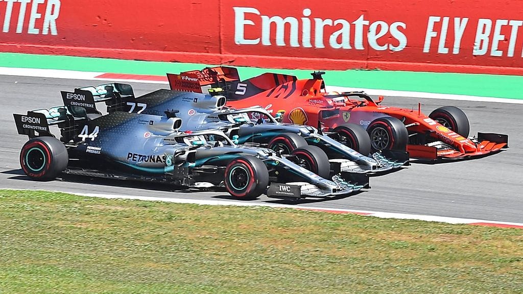 Valtteri Bottas jäi Lewis Hamiltonin ja Sebastian Vettelin väliin Espanjan GP:n lähdössä.