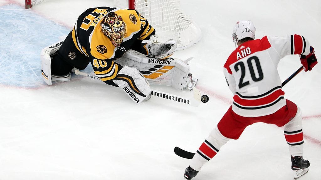 Tuukka Raskin Boston on ollut kova pala Sebastian Ahon Carolinalle.