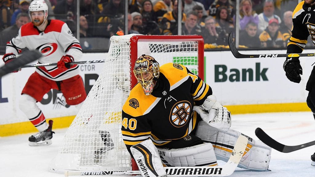 Tuukka Rask on oivassa vedossa Boston Bruinsin maalilla.