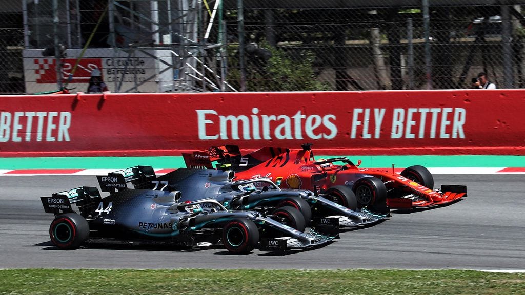 Sebastian Vettelin (punaisessa autossa takana) röyhkeä temppu Espanjan GP:n ensimmäisessä mutkassa vei Mercedeksen suomalaiskuskin Valtteri Bottaksen pahaan paikkaan.