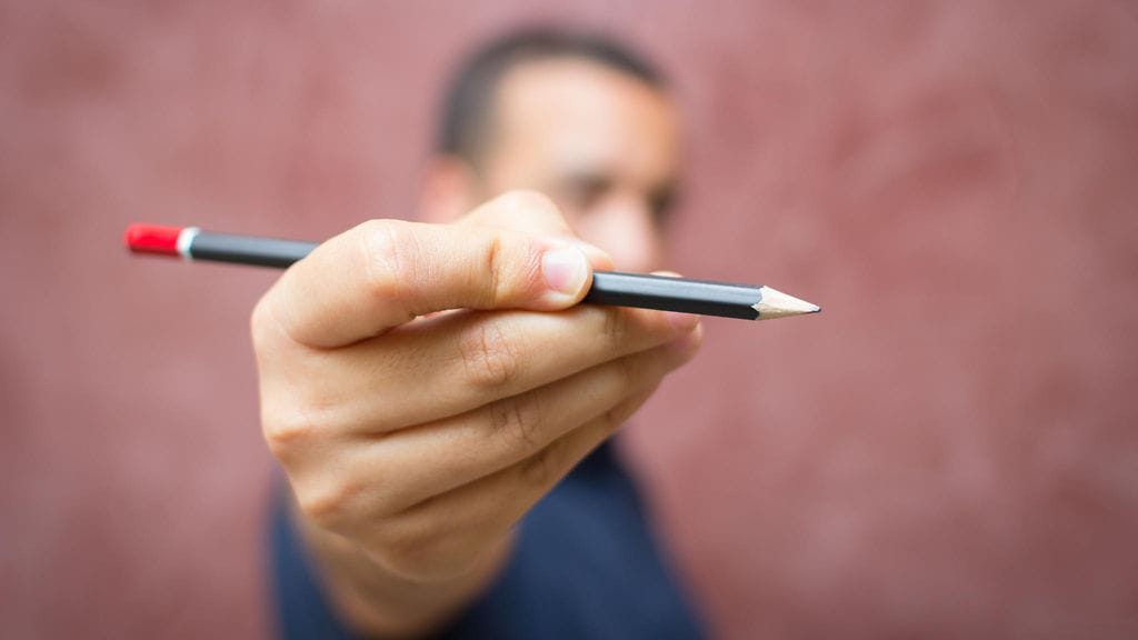 Lyijykynän tökkäyksestä aiheutuva "tatuointi" voi pysyä ihossa vuosia. Kuvituskuva.