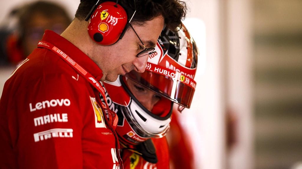 Mattia Binotto käy läpi dataa Charles Leclercin kanssa.