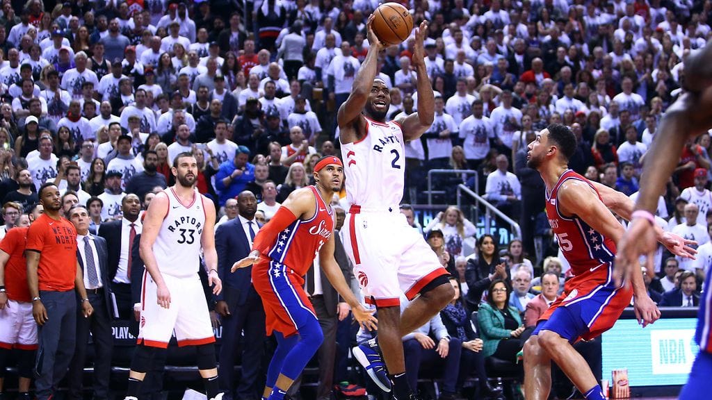 Toronto Raptorsin Kawhi Leonard ratkaisi seitsemännen ottelun Philadelphia 76ersia vastaan loppusummerin heitolla.