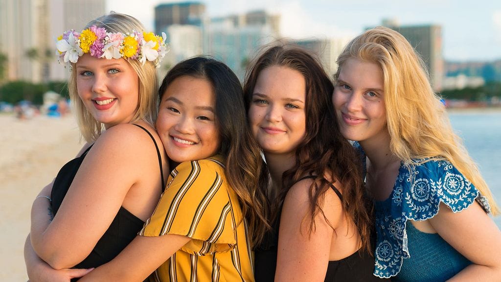 Annika, Talvikki, Emma ja Amma ovat uudet au pairit.