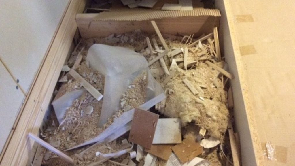 Päivi löysi yllätyksen keittiön kappien takaa: Sokkeli oli täynnä rakennusjätettä 3