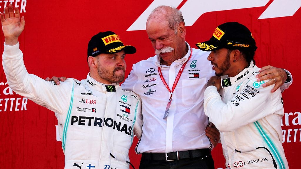 Valtteri Bottas ja Lewis Hamilton juhlivat palkintopallilla yhdessä Mercedeksen puheenjohtajan paikalta väistyvän Dieter Zetschen kanssa.