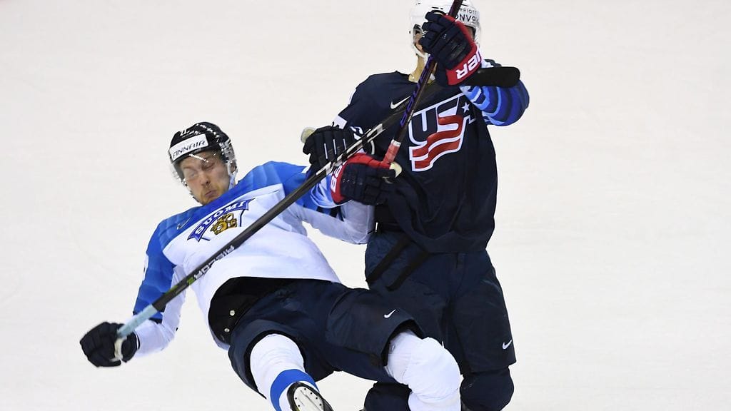 Clayton Keller potkaisi Juhani Tyrväiseltä jalat alta maanantain USA-ottelussa. Ei rangaistusta.