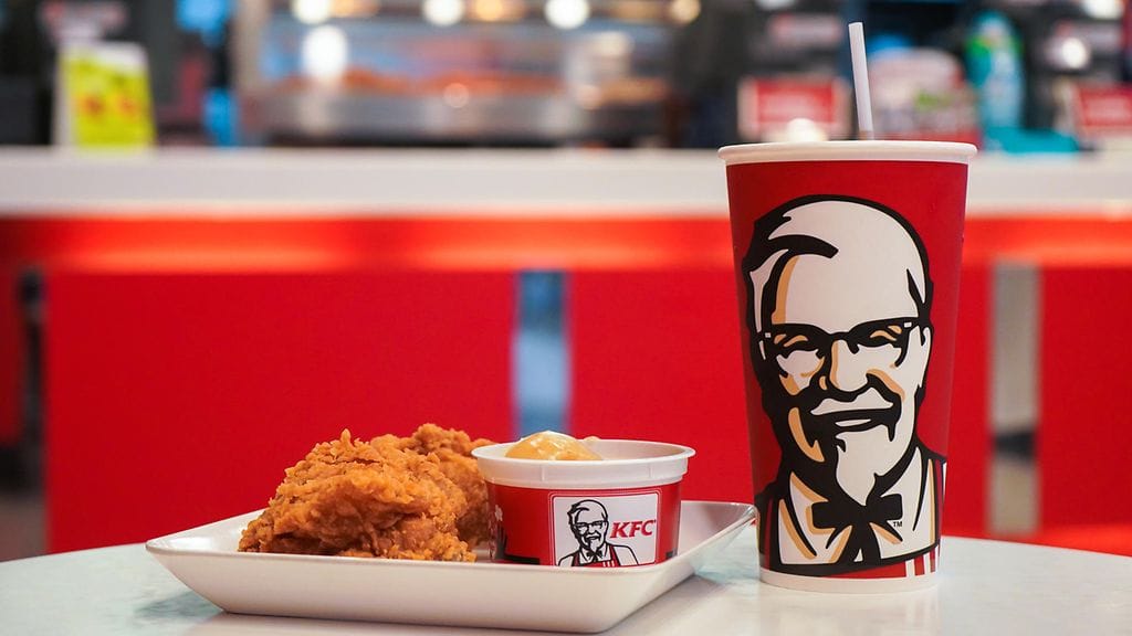 Eteläafrikkalainen mies esitti vuoden olevansa KFC-ravintolaketjun laadunvalvoja.