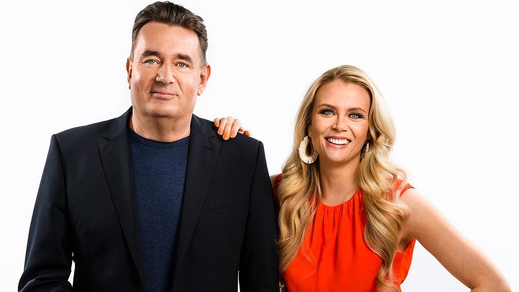 Legendaarisen Tuttu Juttu Show -viihdeohjelman juontajina toimivat Timo Koivusalo ja Susanna Laine.