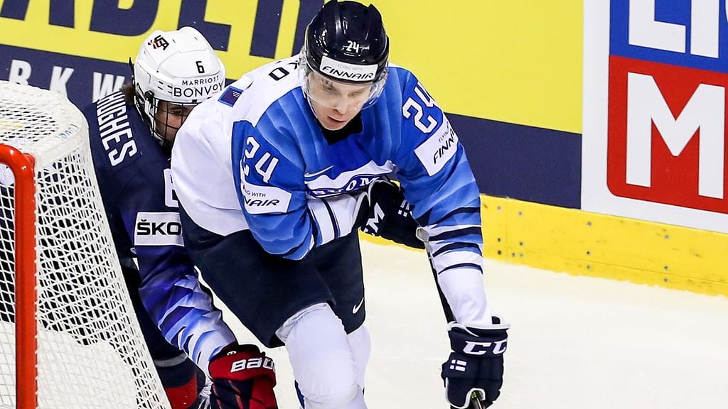 Kaapo Kakko ja Jack Hughes kohtasivat maanantaina Suomen ja Yhdysvaltojen välisessä ottelussa.