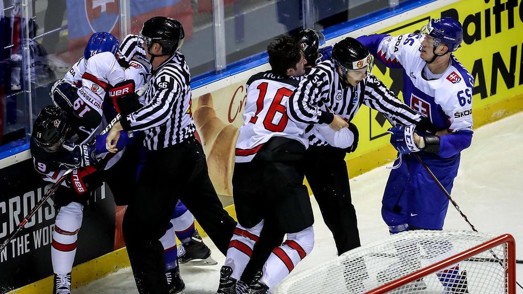 Slovakian ja Kanadan pelaajat ottivat yhteen useaan otteeseen ottelun aikana.