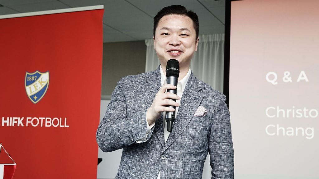 Kiinalainen Lucas Jin Chang Veikkausliigassa pelaavan jalkapalloseura HIFK:n lehdistötilaisuudessa Helsingissä 14. toukokuuta 2019. Jin Changin omistukseen siirtyy 51,9 prosenttia helsinkiläisseurasta.