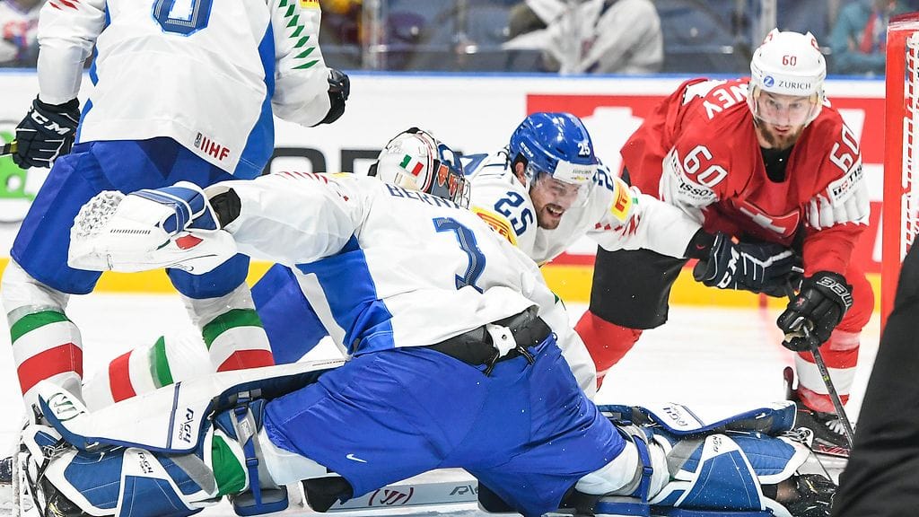 Italian maalivahti Andreas Bernard oli täystyöllistetty maalilla.