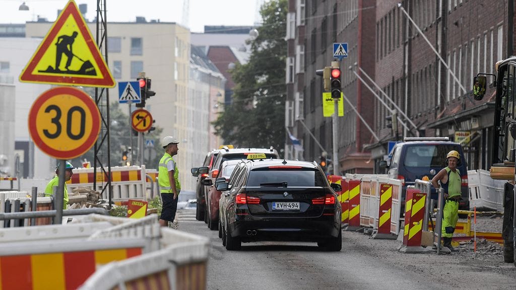 Katutyö Helsingin Mechelininkadulla elokuussa 2018. Pitkittyneiden katutöiden päättymistä juhlittiin viime lauantaina. Kuvituskuva.