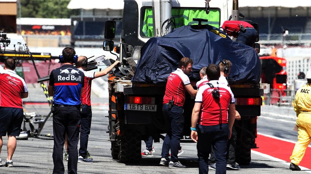 Callum Ilottin auto jouduttiin hinaamaan radalta pois.