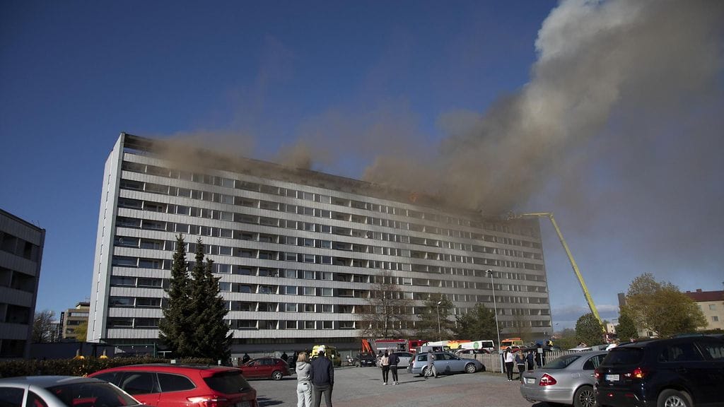 Porin Keskuskartanon katossa kytee vielä pieniä paloja ja ylimmissä asunnoissa on yksittäisiä vesi- ja palovahinkoja, päivystävä palomestari kertoo.