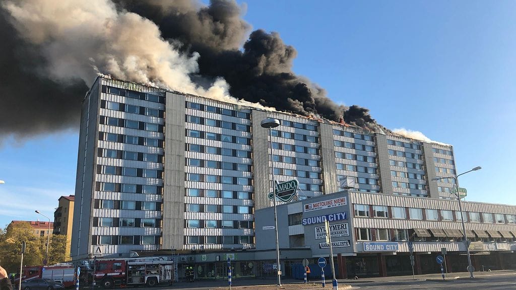 Näin pahoin kerrostalo savusi viime viikon keskiviikko-iltana. Kuva: Julle Kallio