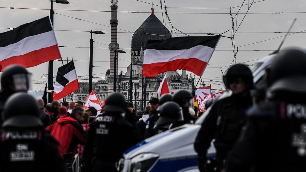 Äärioikeiston mielenosoittajia Dresdenissä 1.5. 2019. Kuva: AOP