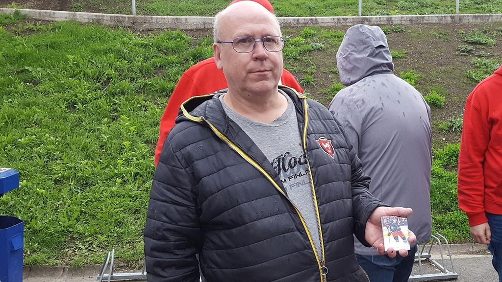 Jarmo Erkkilä esittelee ylpeänä Patrick Kanen nimikirjoituksella varustettua pelaajakorttia.