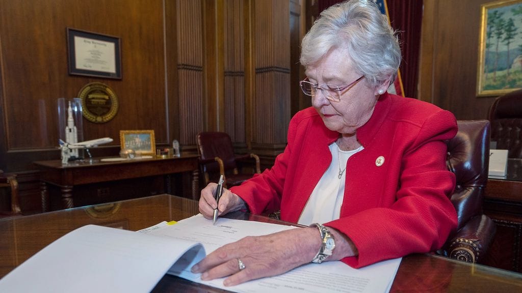 Alabaman kuvernööri Kay Ivey allekirjoitti "Lain ihmiselämän suojelemisesta" eilen.