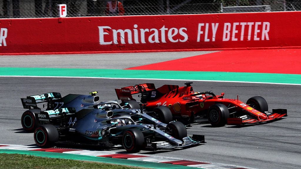 Mercedeksen Lewis Hamilton ja Valtteri Bottas sekä Ferrarin Sebastian Vettel kävivät tiukkaa kamppailua Espanjan GP:n lähdössä.