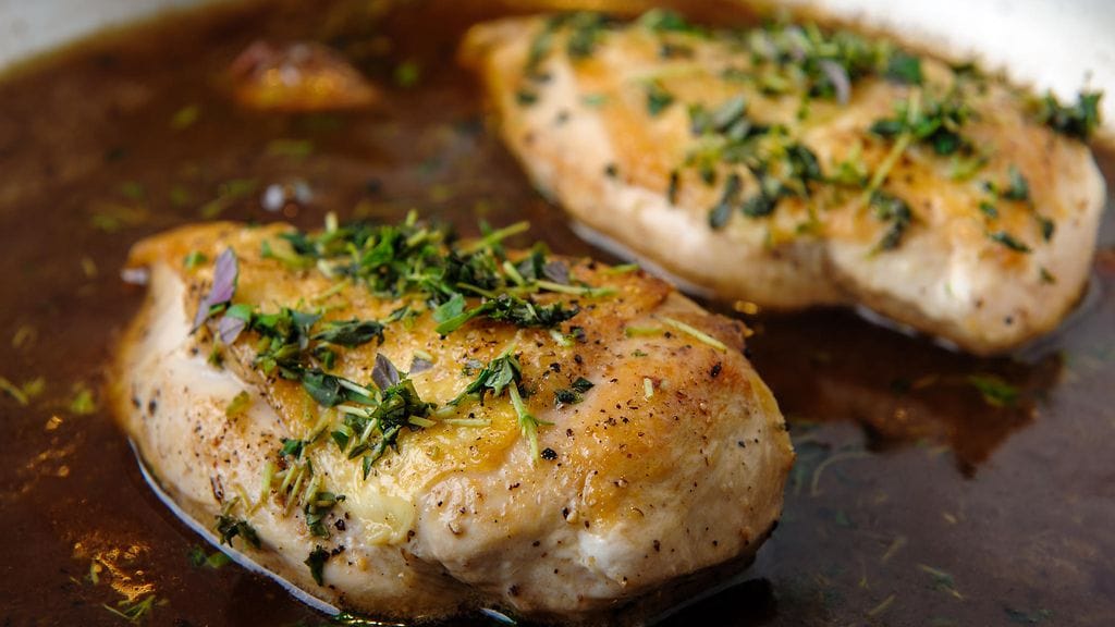 Yrtit maustavat tätä herkullista broileriruokaa.