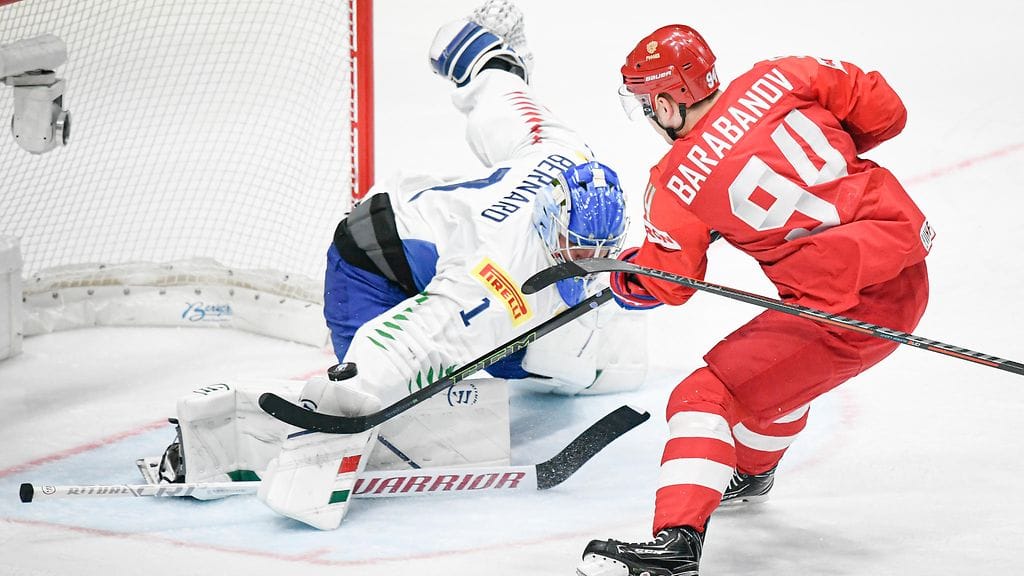 Italian maalivahti Andreas Bernard sai kauhoa kiekkoja selkänsä takaa Venäjä-ottelussa.