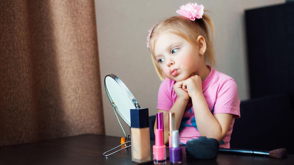 Asiantuntijoiden mukaan ei ole olemassa maagista ikää, jolloin lapsen meikkaaminen olisi sallittua tai ei. Kuvituskuva.