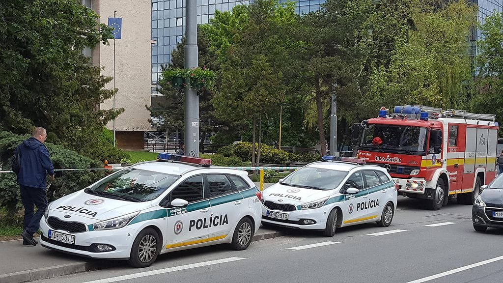 Poliisit tutkivat pommiuhkaa Kosicessa torstaina.