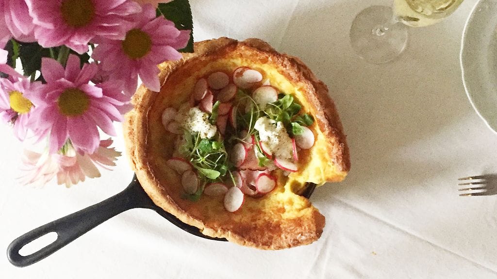 Dutch Baby -pannukakku valmistetaan paistinpannulla.