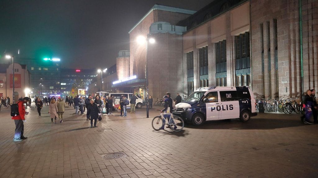 Mies tapasi uhrit Helsingin Rautatieasemalla. Kuvan henkilöt eivät liity tapaukseen.