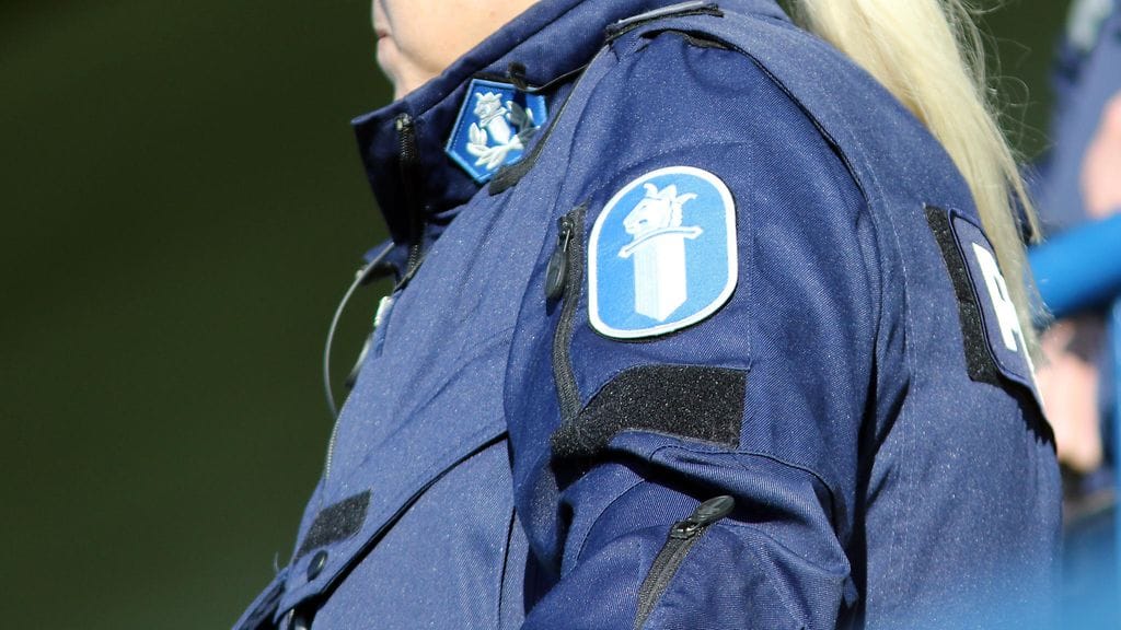 Poliisi on ottanut teosta epäiltynä kiinni vuonna 1998 syntyneen miehen, jota epäillään kahdesta tapon yrityksestä.