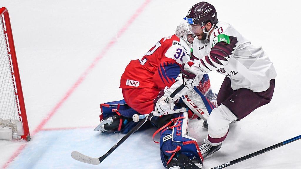 Lauris Darzins taituroi Latvian kolmannen maalin.