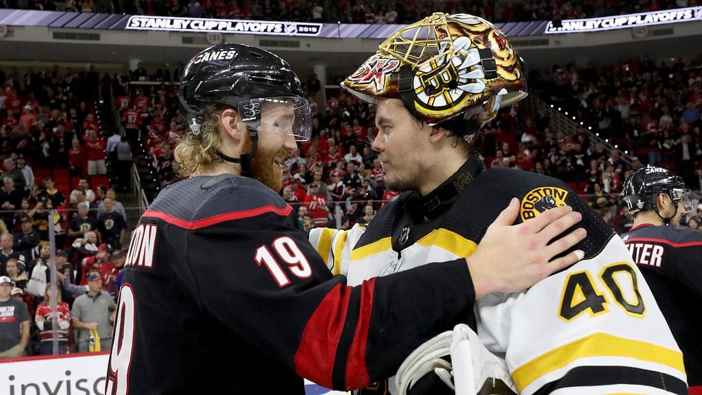 Tuukka Rask sai onnittelut vanhalta seurakaveriltaan Dougie Hamiltonilta.