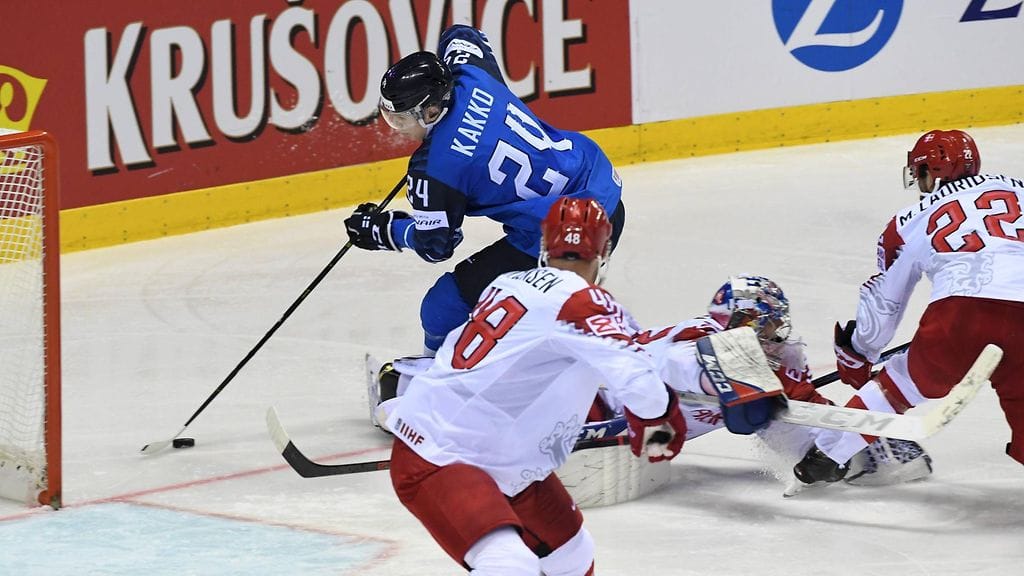 Kaapo Kakko niputtaa tanskalaiset ja siirtää kiekon maaliin.