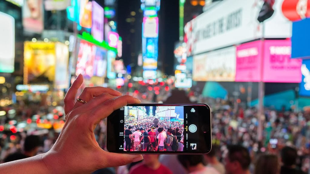 Miehet pyysivät Christinaa ottamaan heistä kaverikuvan. Christina suostui.
Sitten kävi ilmi, ettei yhdelläkään miehistä ollut puhelinta, tai muuta tapaa ottaa kuvaa... Kuvituskuva.