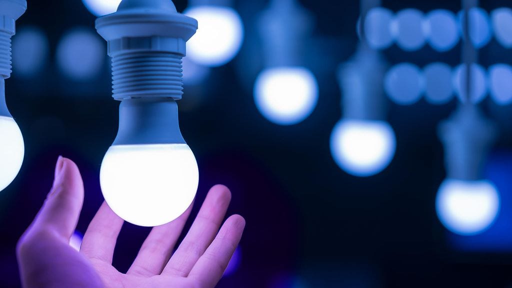 Led-valojen niin sanottu ”sininen valo” voi vahingoittaa silmän verkkokalvoa pysyvästi ja haitata luonnollista unirytmiä.