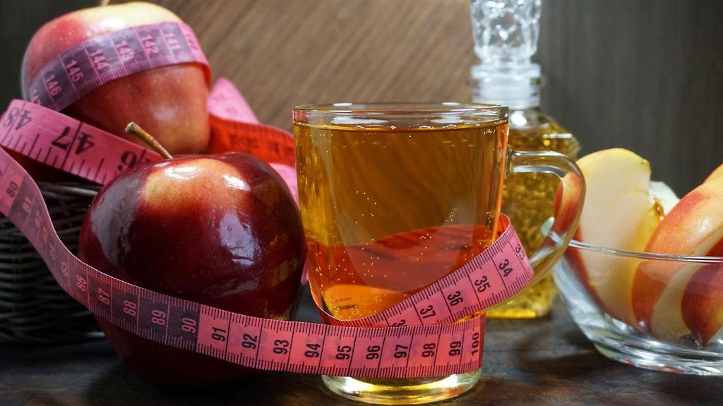 Nainen joi kuukauden ajan omenaviinietikalla maustettua vettä ja huomasi sillä olevan sekä negatiivisia että positiivisia vaiktuksia.