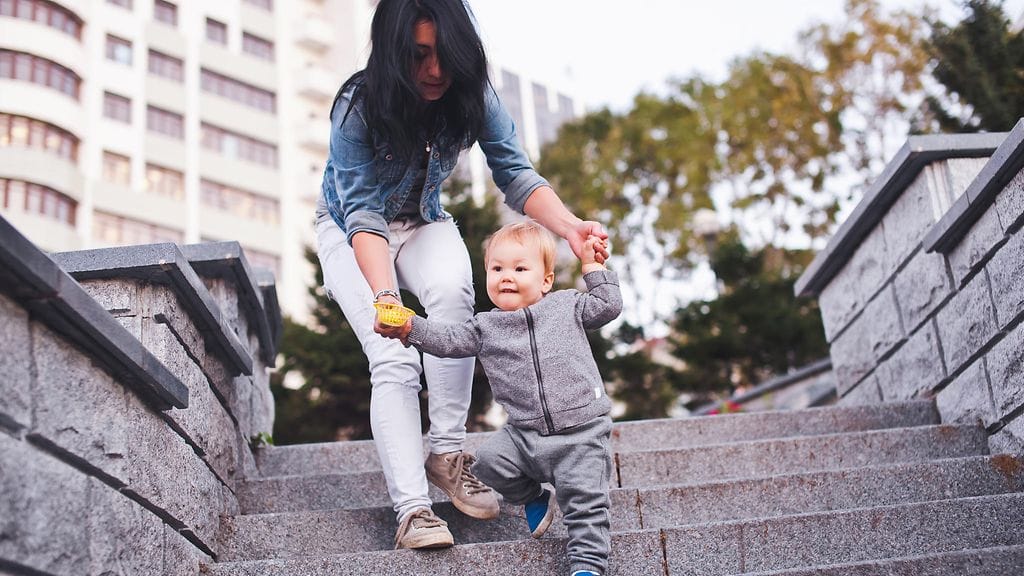 Jokainen lapsi kaipaa aidosti apua joskus – mutta ei koko ajan. Elizabethin mukaan kiireessä moni esimerkiksi "auttaa" sitomalla kengännauhat lapsen puolesta. Samalla lapsi ei opi mitään.
