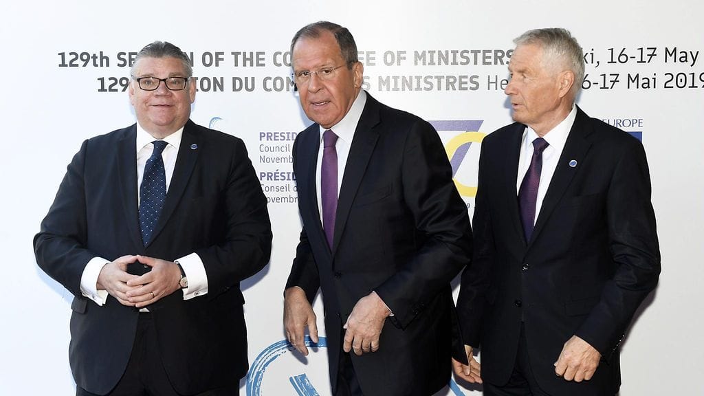 Suomen ja Venäjän ulkoministerit Timo Soini (vas.) ja Sergei Lavrov yhdessä Euroopan neuvoston pääsihteerin Thorbjörn Jaglandin kanssa Helsingissä.