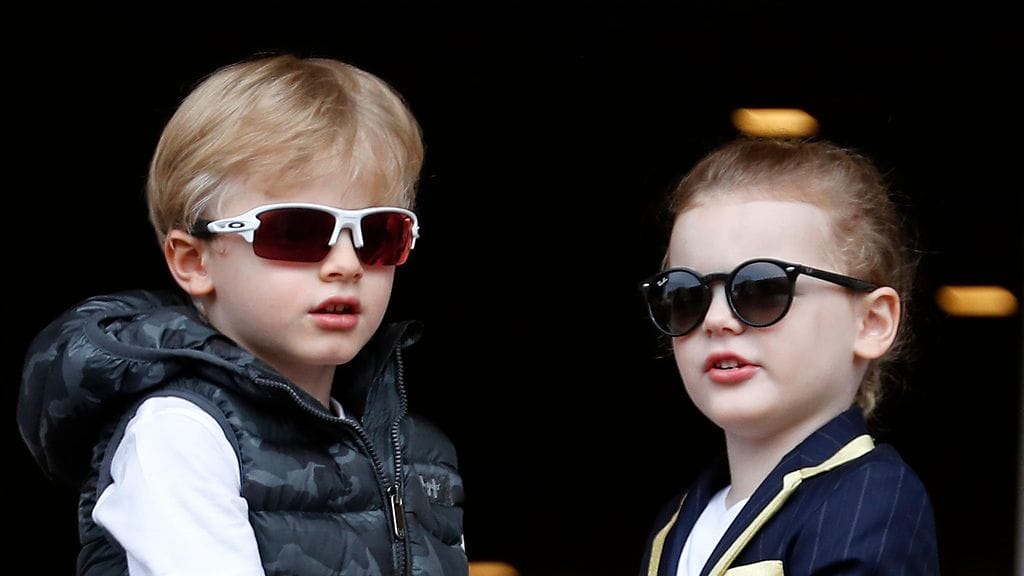 Monacon ruhtinasparin lapset Jacques ja Gabriella tyylikkäissä aurinkolaseissaan.