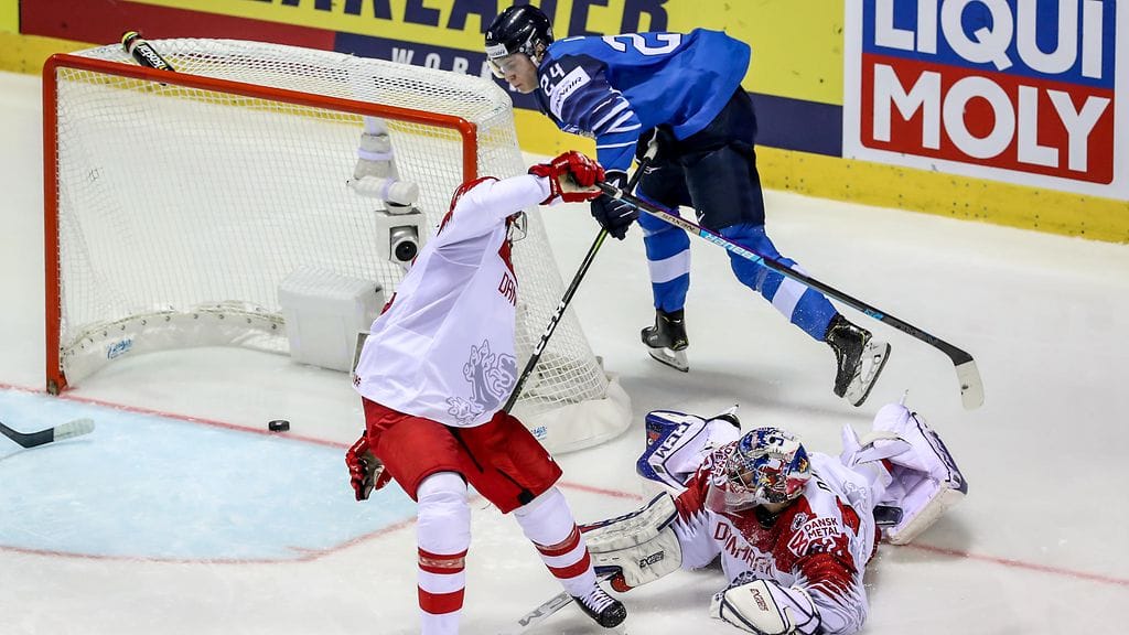 Kaapo Kakko pujotteli Tanskan ryhmän täyteen solmuun ja sijoitti kiekon varmasti maaliin.