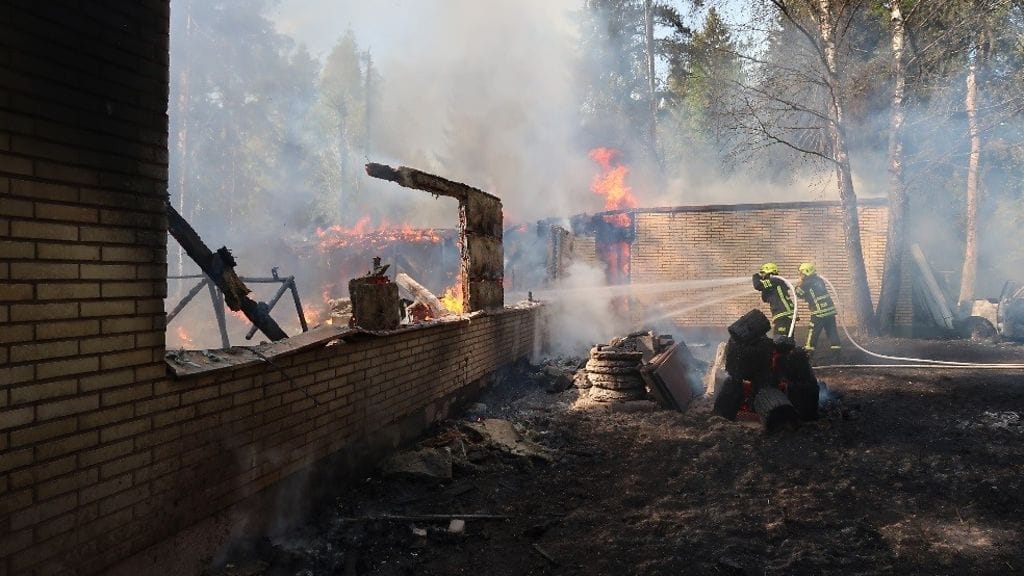 Tuli tuhosi noin 150-neliöisen entisen asuinrakennuksen Nurmijärvellä. Kuva: Keski-Uudenmaan pelastuslaitos