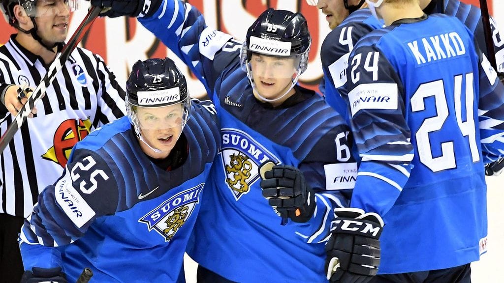 Toni Rajala (ensimmäinen vasemmalta) vei Leijonat 1-0-johtoon perjantain ottelussa Iso-Britanniaa vastaan.