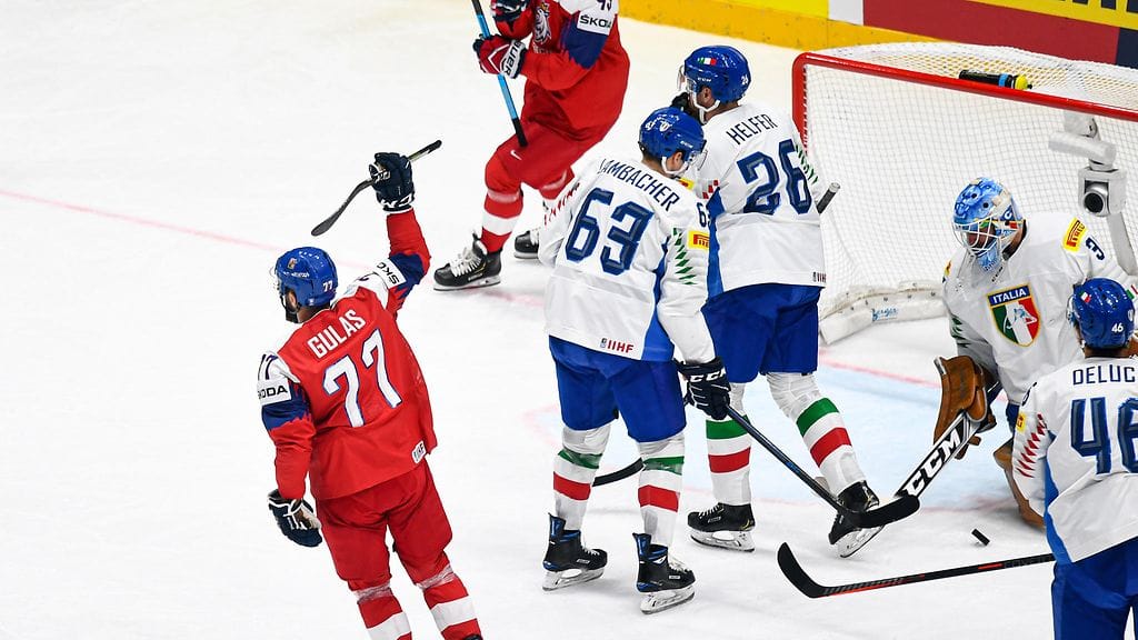 Tshekki höykyttää Italiaa jääkiekon MM-kisoissa.