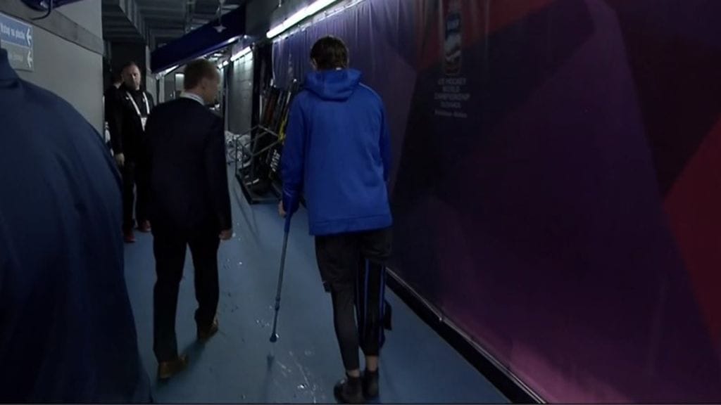 Eetu Luostarinen liikkui pukukoppikäytävällä kyynärsauvoilla.