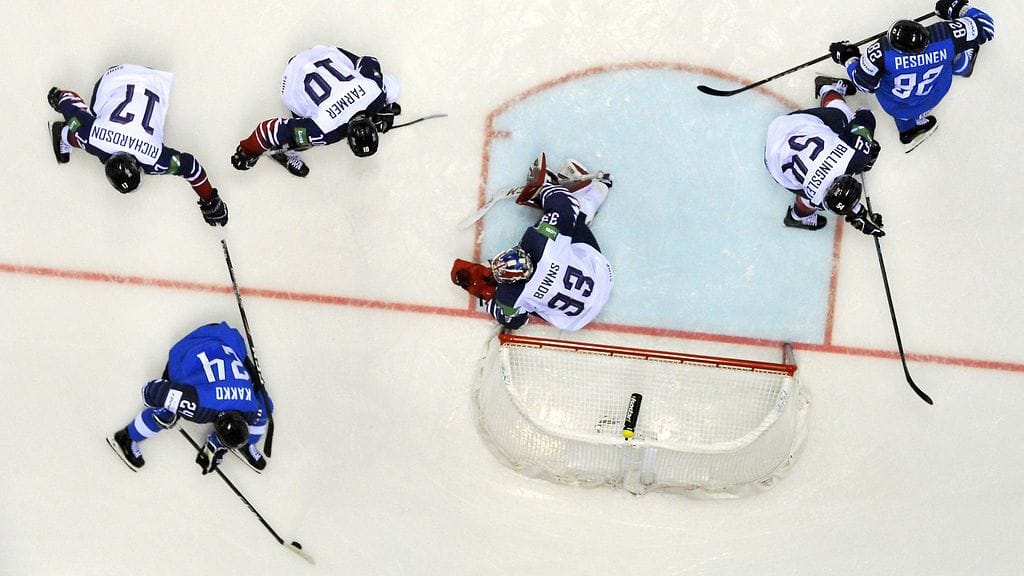 Kaapo Kakko (numero 24) haki ovelan tempun avulla maalia perjantain Iso-Britannia-pelissä.