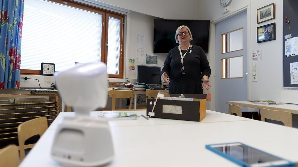 Sairaalaopetuksen vastuuopettaja Riitta Launis ja Alma-robotti (vas.) Koivikkopuiston koulussa Tampereella 10. toukokuuta 2019. Tampere kokeilee robottia pitkäaikaissairaiden lasten opetuksessa.